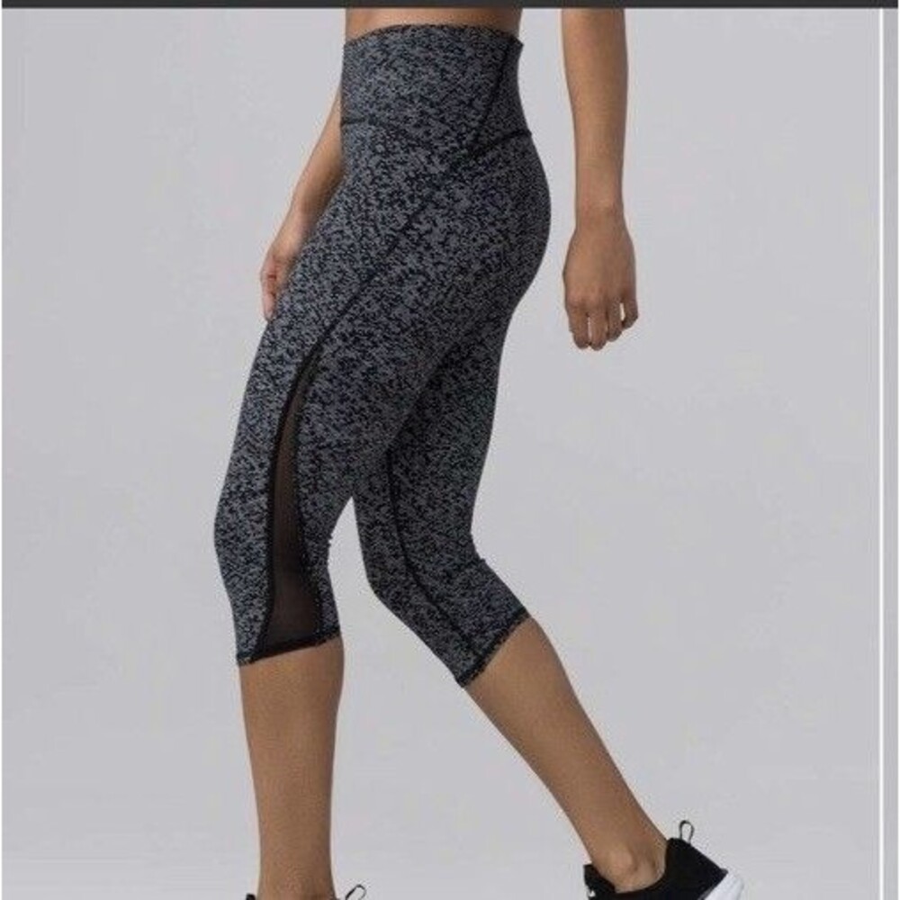 Lululemon Size 6 Train Times Crop 17" Leggings White Black Patterned